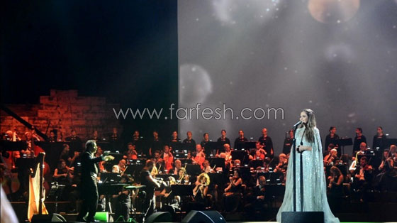 فيديو وصور جوليا بطرس تتالق في حفل صور.. أخرت الحفل بسبب اذان العشاء وبكت على المسرح صورة رقم 5