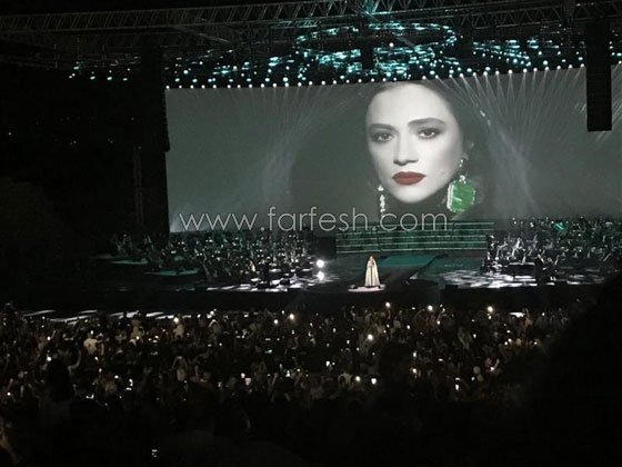 فيديو وصور جوليا بطرس تتالق في حفل صور.. أخرت الحفل بسبب اذان العشاء وبكت على المسرح صورة رقم 7