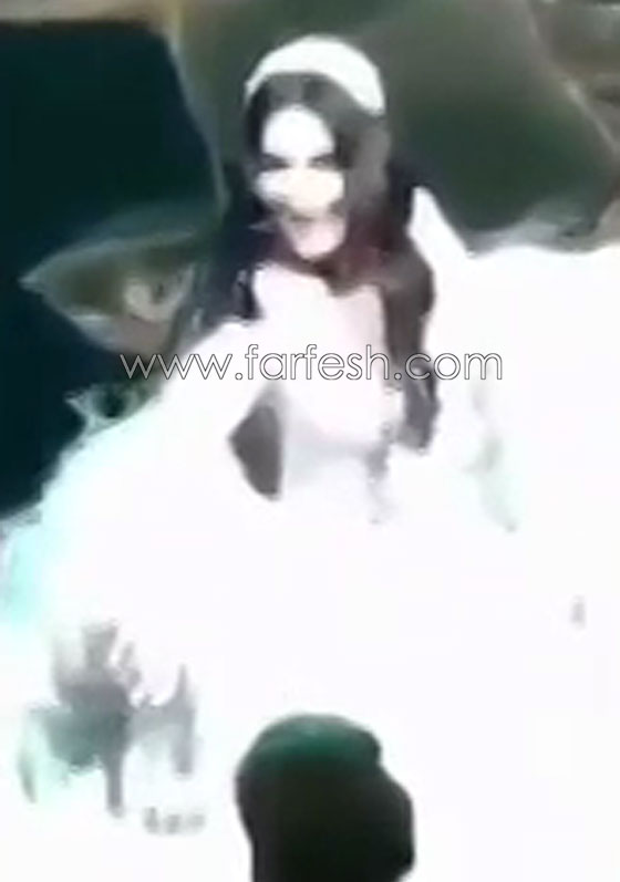 فيديو معجبة تَشُدُّ الفنانة أحلام من فستانها.. والسبب؟! صورة رقم 1