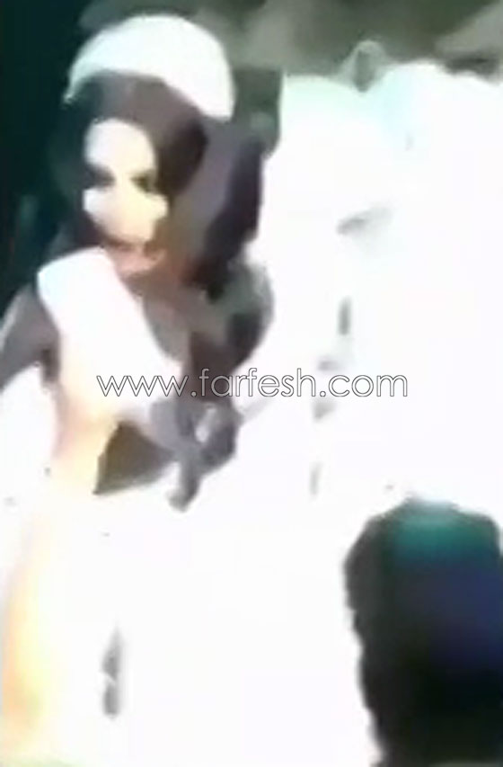 فيديو معجبة تَشُدُّ الفنانة أحلام من فستانها.. والسبب؟! صورة رقم 2