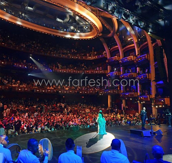 فيديو معجبة تَشُدُّ الفنانة أحلام من فستانها.. والسبب؟! صورة رقم 8