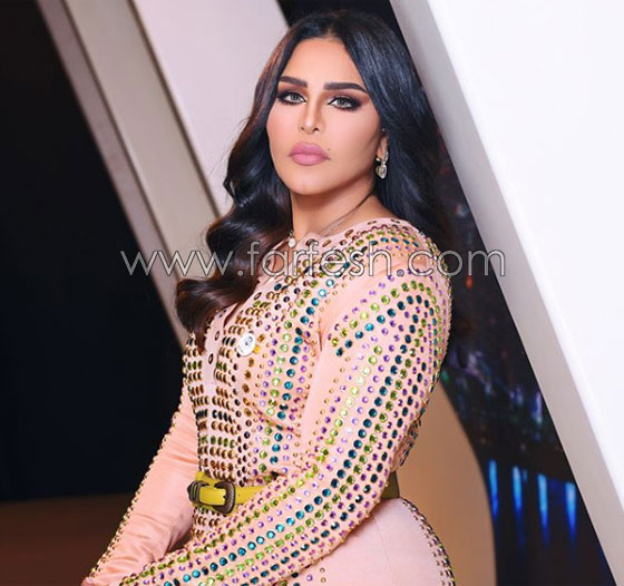 فيديو معجبة تَشُدُّ الفنانة أحلام من فستانها.. والسبب؟! صورة رقم 13