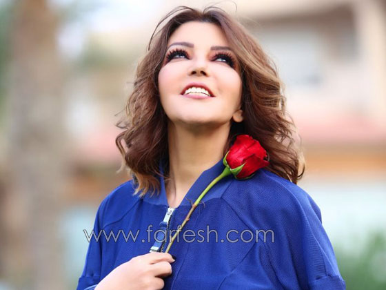 هل هذه صور سميرة سعيد؟ التاتو يغطي صدرها والجمهور يشبهها بعمرو دياب! صورة رقم 2