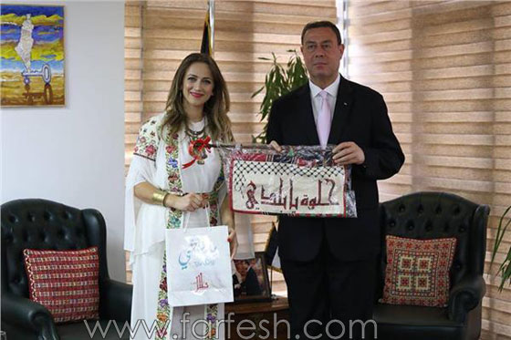 الفنانة الفلسطينية دلال أبو آمنة وفرقة (يا ستي) في مهرجان موسيقي في مصر صورة رقم 1