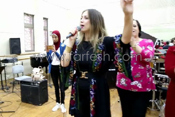 الفنانة الفلسطينية دلال أبو آمنة تبدع بمهرجان مصر والاحتلال يزعم أنها إسرائيلية! صورة رقم 12