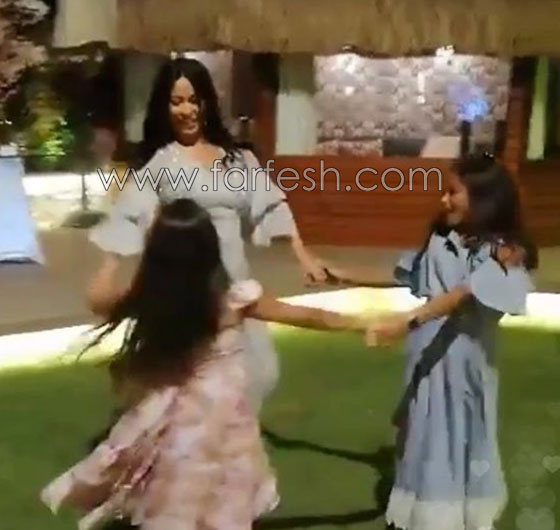 فيديو شيرين عبد الوهاب ترقص مع ابنتيها على انغام (مشاعر) صورة رقم 1