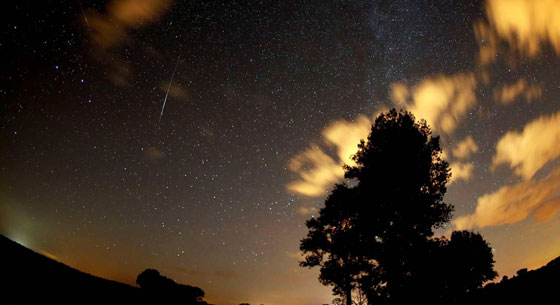 بالفيديو والصور.. لقطات مدهشة لزخة الشهب السماوية صورة رقم 2 بالفيديو والصور.. لقطات مدهشة لزخة الشهب السماوية صورة رقم 2