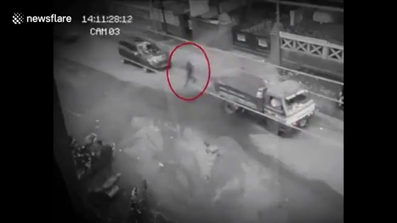 فيديو مخيف.. شبح يتجول في أحد شوارع الفلبين يدبّ الرعب في قلوب السكان  صورة رقم 2