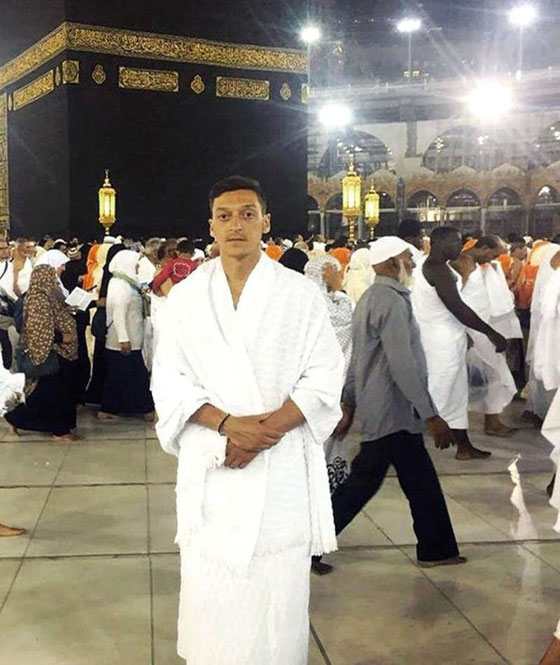بالصور: نجوم الفن الاتراك يؤدون فريضتي الحج والعمرة صورة رقم 3