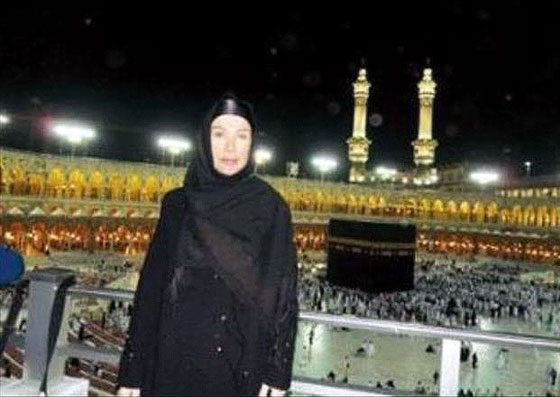 بالصور: نجوم الفن الاتراك يؤدون فريضتي الحج والعمرة صورة رقم 4
