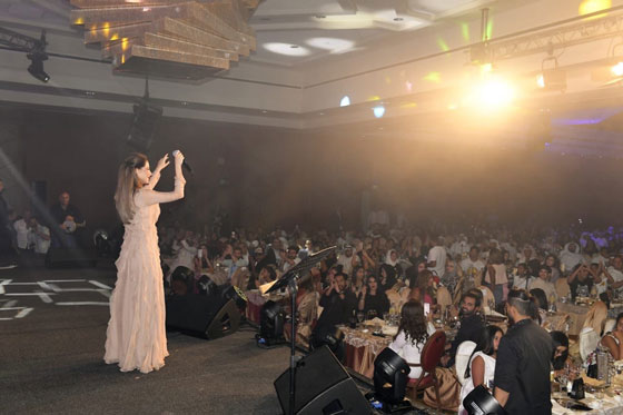 فيديو مضحك: نانسي عجرم تغني شخبط شخابيط لـ (أبو فوزي) في الكويت. شاهد رد فعله صورة رقم 2