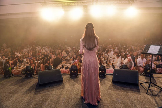فيديو مضحك: نانسي عجرم تغني شخبط شخابيط لـ (أبو فوزي) في الكويت. شاهد رد فعله صورة رقم 5