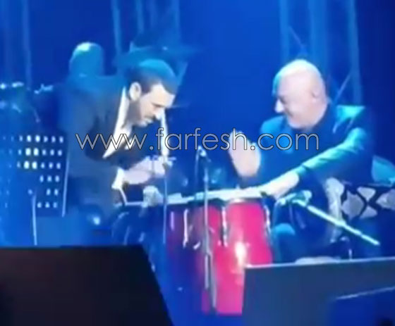 فيديو كاظم الساهر يفاجئ جمهوره ويعزف على الطبلة بمهارة واحتراف عالي صورة رقم 2