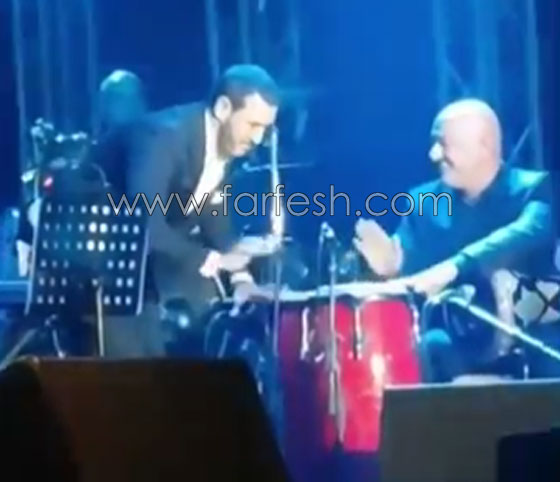 فيديو كاظم الساهر يفاجئ جمهوره ويعزف على الطبلة بمهارة واحتراف عالي صورة رقم 3