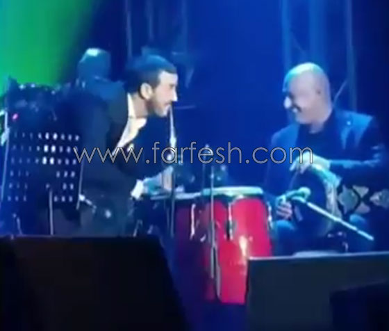 فيديو كاظم الساهر يفاجئ جمهوره ويعزف على الطبلة بمهارة واحتراف عالي صورة رقم 6