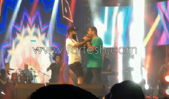 بالفيديو: عمرو دياب يعتدي على أحد حراسه لهذا السبب صورة رقم 1