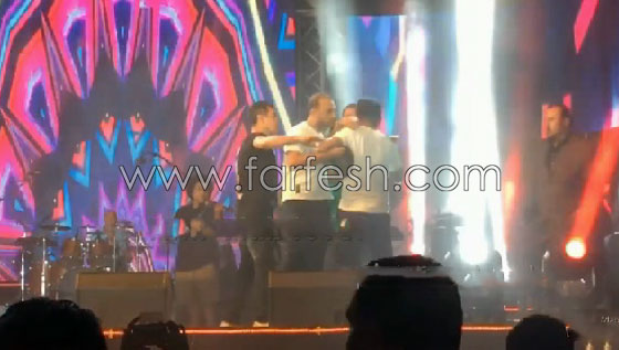 بالفيديو: عمرو دياب يعتدي على أحد حراسه لهذا السبب صورة رقم 3