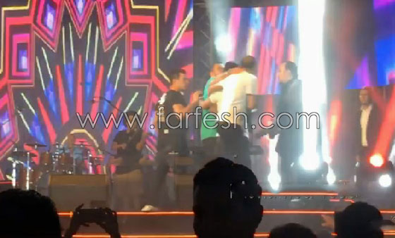 بالفيديو: عمرو دياب يعتدي على أحد حراسه لهذا السبب صورة رقم 6
