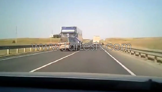تحطم حافلة صغيرة بالكامل ومصرع جميع ركابها في حادث سير مروع! فيديو صورة رقم 2