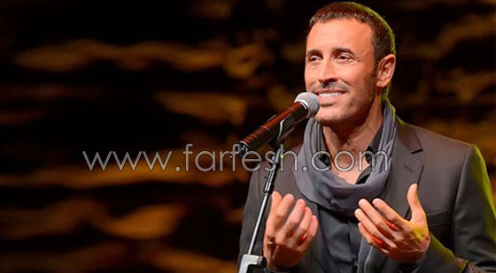  فيديو كاظم الساهر يحاول الهروب من معجبة لكنها تحتضنه بالقوة! صورة رقم 3