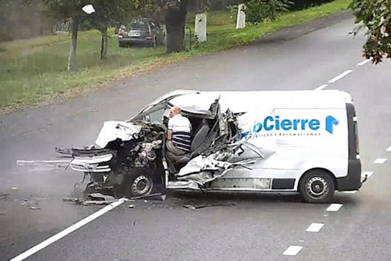 فيديو صادم.. سائق يغفو خلف عجلة القيادة فيتسبب بحادث سير مروع! صورة رقم 5