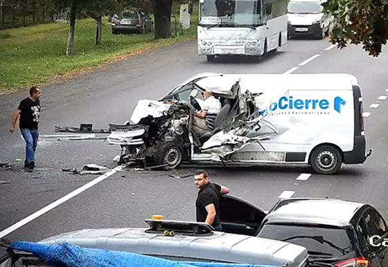 فيديو صادم.. سائق يغفو خلف عجلة القيادة فيتسبب بحادث سير مروع! صورة رقم 6