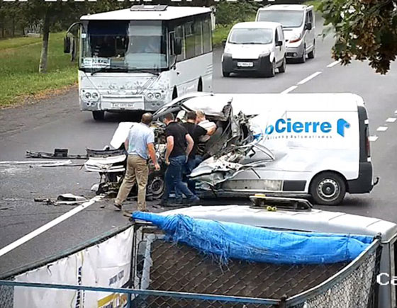 فيديو صادم.. سائق يغفو خلف عجلة القيادة فيتسبب بحادث سير مروع! صورة رقم 7