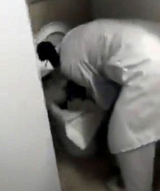 إنقاذ طفل حديث الولادة من الموت بعد أن تخلصت منه أمه في المرحاض! فيديو صورة رقم 2