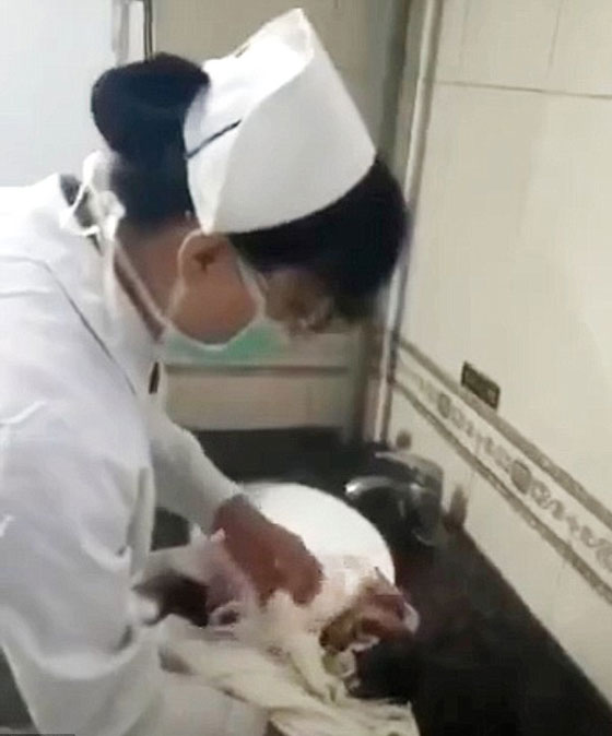 إنقاذ طفل حديث الولادة من الموت بعد أن تخلصت منه أمه في المرحاض! فيديو صورة رقم 4
