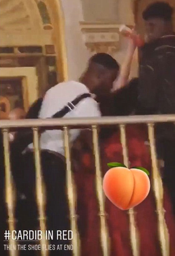 فيديو صادم: مغنية أمريكية شهيرة تضرب منافستها بالحذاء بعد مشادة بينهما! صورة رقم 7