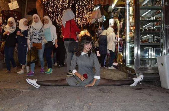 بالفيديو.. راقصة باليه سورية تبدد هموم دمشق القديمة برقصها بمعالمها وأسواقها صورة رقم 3