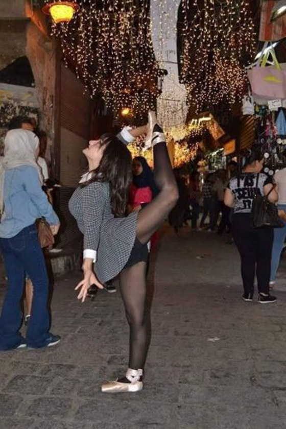 بالفيديو.. راقصة باليه سورية تبدد هموم دمشق القديمة برقصها بمعالمها وأسواقها صورة رقم 7