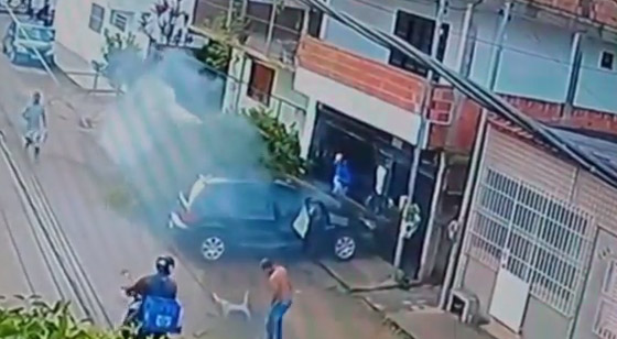 فيديو صادم: فتاة متهوّرة بدون رخصة قيادة تصدم سائق درّاجة نارية صورة رقم 3