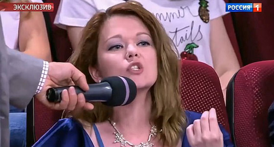 بالفيديو والصور: ممثلة شهيرة تتدافع عن ابنها وتصفع سيدة مباشرة على الهواء صورة رقم 8