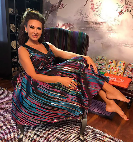بالفيديو والصور: ممثلة شهيرة تتدافع عن ابنها وتصفع سيدة مباشرة على الهواء صورة رقم 10