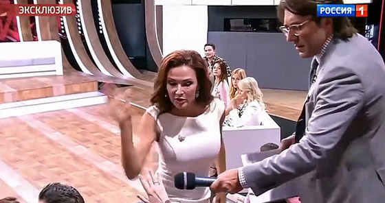 بالفيديو والصور: ممثلة شهيرة تتدافع عن ابنها وتصفع سيدة مباشرة على الهواء صورة رقم 2