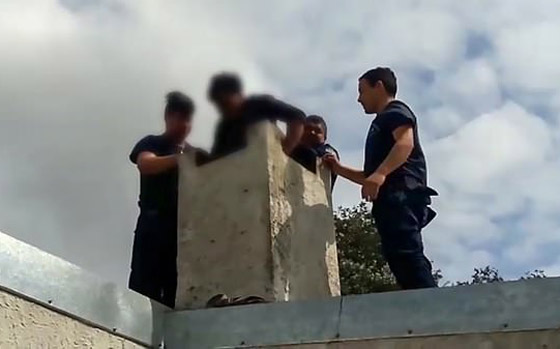 لص علق في مدخنة منزل عندما حاول الهرب من الشرطة بعد سرقته! صورة رقم 3
