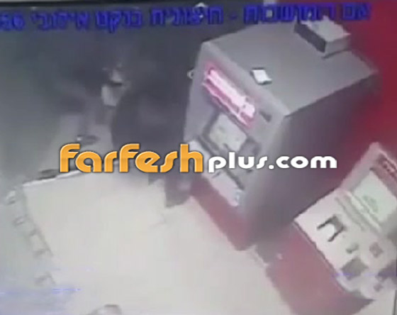 فيديو صادم.. سرقة جهاز صراف آلي وجره في الشارع في إسرائيل صورة رقم 3