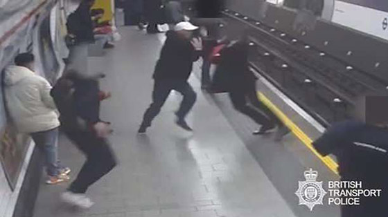 فيديو صادم: مريض نفسي يدفع عجوزا على قضبان قطار قبل ثوان من وصوله! صورة رقم 8