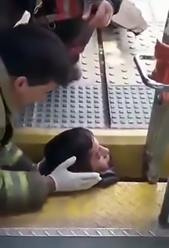 بالفيديو.. شاهدوا الدقائق المرعبة لإنقاذ شاب علق رأسه بين عربة قطار ورصيف! صورة رقم 1