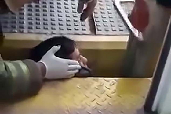 بالفيديو.. شاهدوا الدقائق المرعبة لإنقاذ شاب علق رأسه بين عربة قطار ورصيف! صورة رقم 2