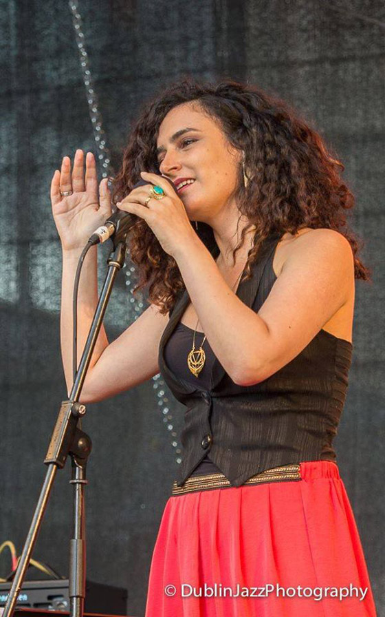 الفنانة النصراوية الفلسطينية ربى شمشوم تحمل (مادلين) من القاهرة لباريس صورة رقم 7