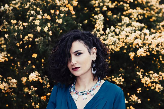 الفنانة النصراوية الفلسطينية ربى شمشوم تحمل (مادلين) من القاهرة لباريس صورة رقم 3