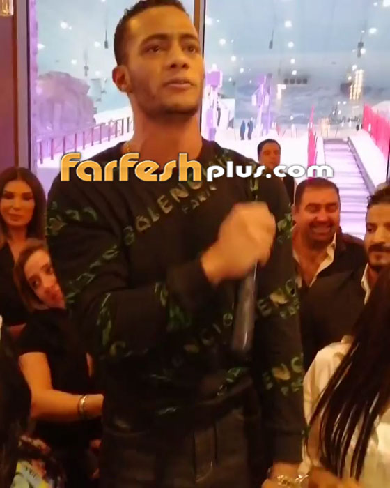 بالفيديو: محمد رمضان يغني (الملك) وسط معجبيه في أحد المولات صورة رقم 3