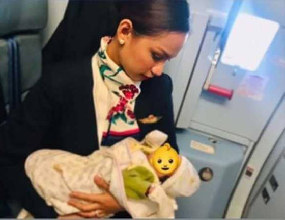 موقف انساني بالجو.. مضيفة ترضع طفلة كانت تعاني من الجوع الشديد صورة رقم 1