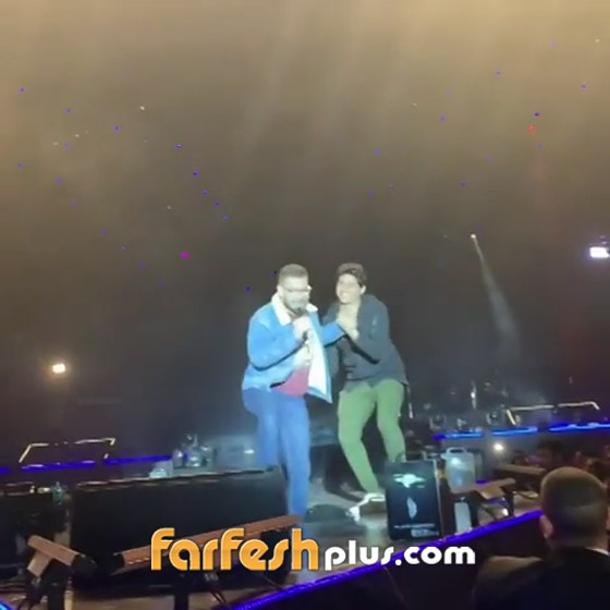 فيديو سقوط أحمد زاهر على المسرح امام الجمهور في حفل تامر حسني صورة رقم 2