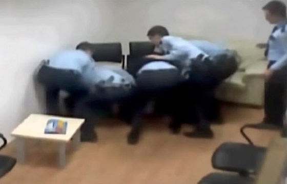 القبض على 4 ضباط شرطة أتراك اعتدوا على مسافرة أمريكية فتسببوا بوفاتها صورة رقم 9
