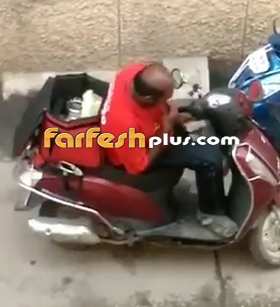 فيديو صادم يرصد تصرف مشين لعامل توصيل يأكل من طعام الزبائن! صورة رقم 5