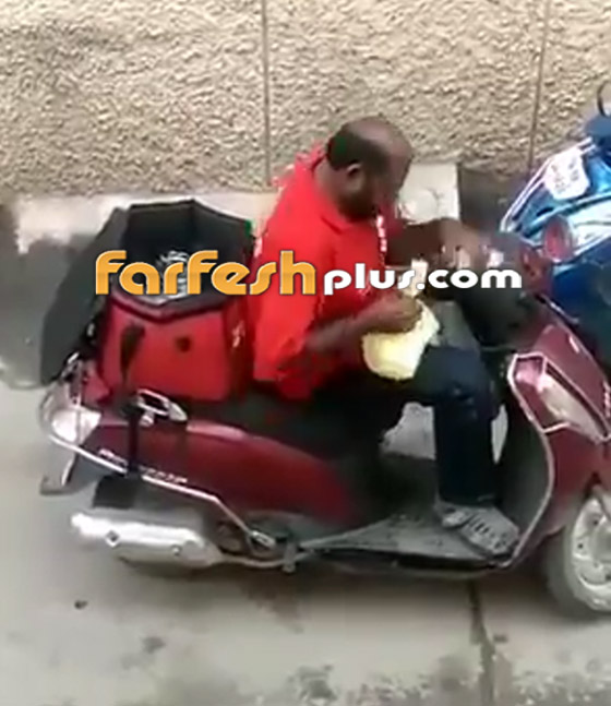 فيديو صادم يرصد تصرف مشين لعامل توصيل يأكل من طعام الزبائن! صورة رقم 7