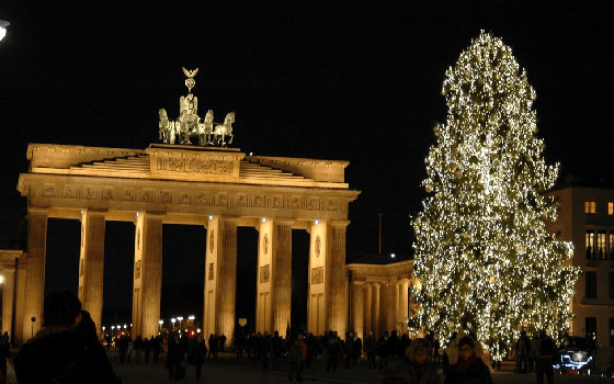 هل تعرفون كيف بدأت شجرة الكريسماس؟ تعرفوا إلى حكاية شجرة الميلاد صورة رقم 9 هل تعرفون كيف بدأت شجرة الكريسماس؟ تعرفوا إلى حكاية شجرة الميلاد صورة رقم 9